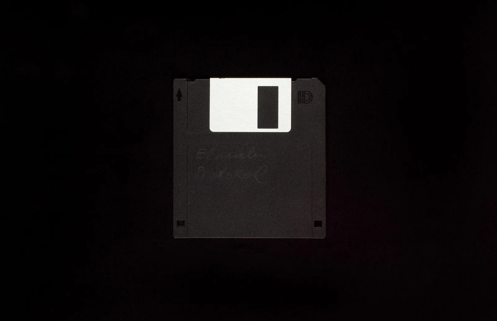 2-2 El Arabi Protocol: eine 3,5-Zoll-Diskette mit handschriftlicher Beschriftung vor schwarzem Hintergrund