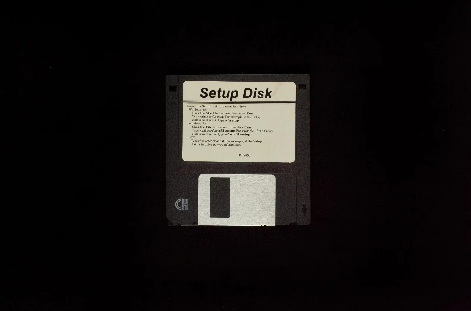 2-4 SETUP DISK: eine 3,5-Zoll-Diskette mit dem Etikett „Setup Disk“ vor schwarzem Hintergrund