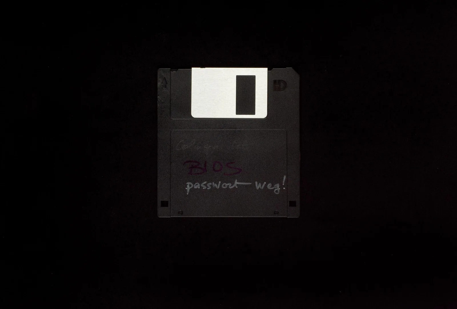 Diskette 5: eine 3,5-Zoll-Diskette mit handschriftlichem Vermerk vor schwarzem Hintergrund