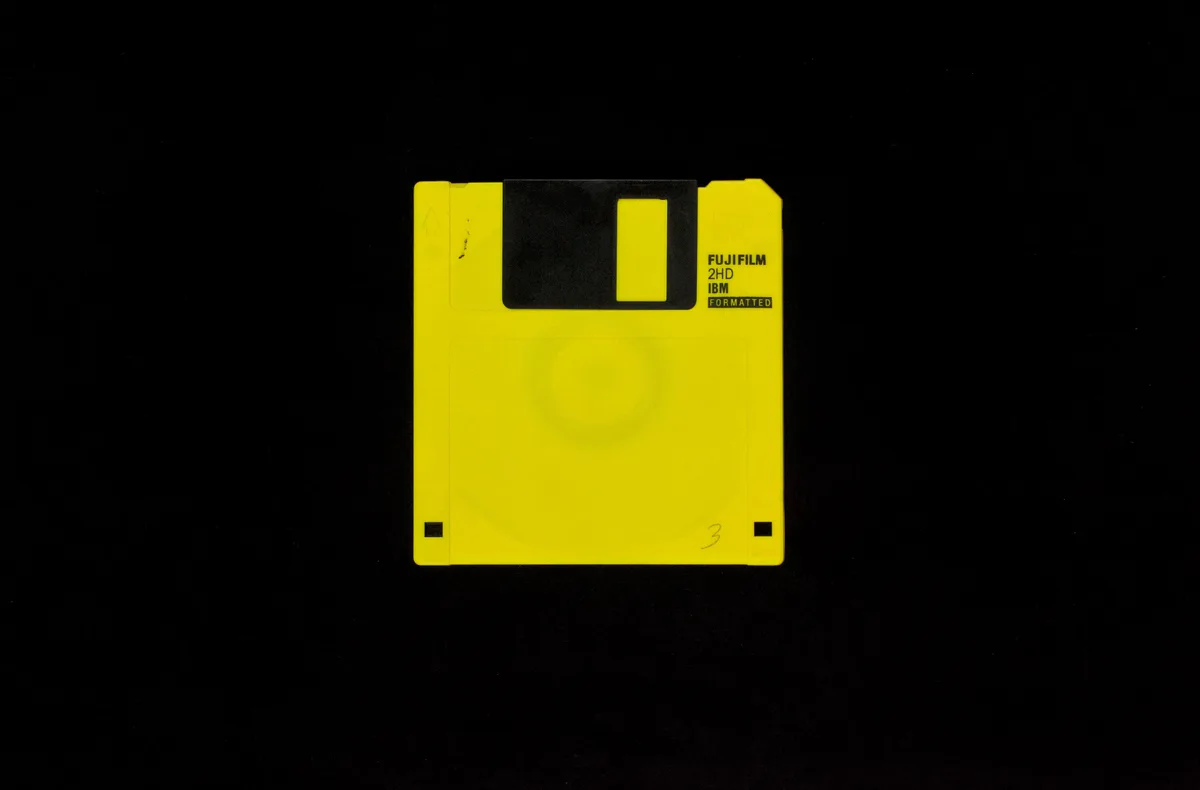2-8 Van Gogh (unbekannt): eine gelbe 3,5-Zoll-Diskette vor schwarzem Hintergrund
