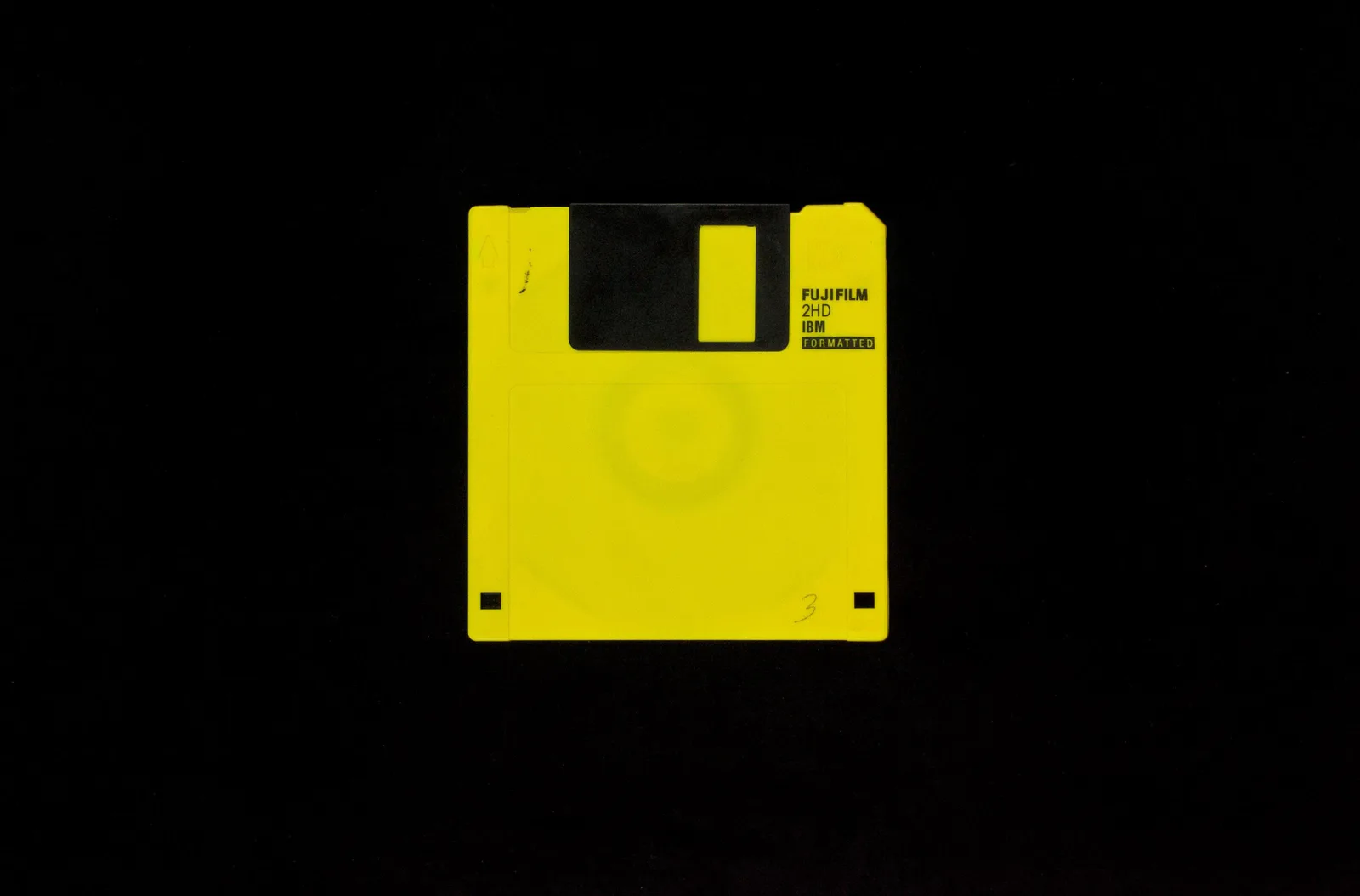2-8 Van Gogh (unbekannt): eine gelbe 3,5-Zoll-Diskette vor schwarzem Hintergrund