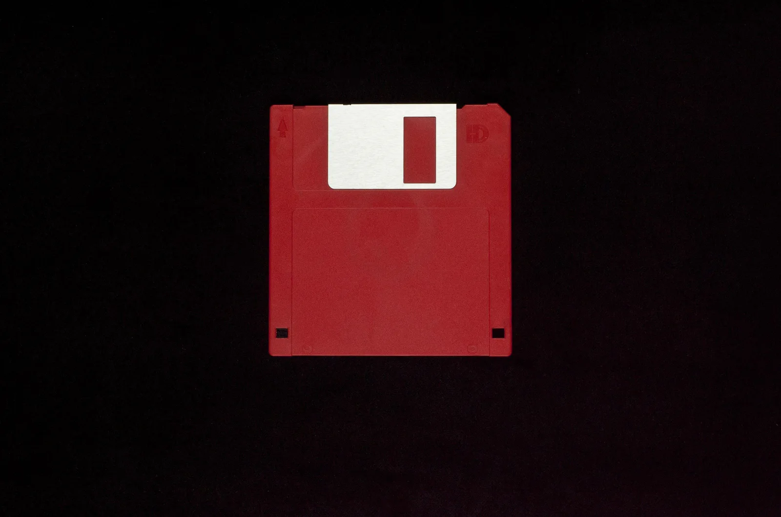 Diskette 9: eine rote 3,5-Zoll-Diskette vor schwarzem Hintergrund