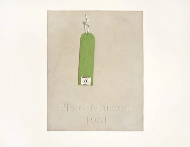 Michal Martychowiec, everything about the contemporary is panda: helle Steinplatte mit grünem Anhänger und der Gravur „Piero Manzoni 1961“