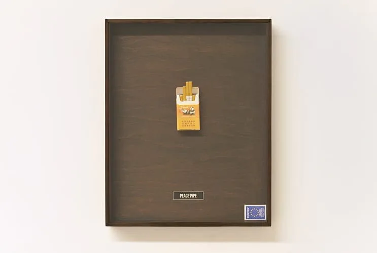 Michal Martychowiec, everything about the contemporary is panda: schwarzer Schaukasten mit einer kleinen Zigarettenschachtel und einem Schild