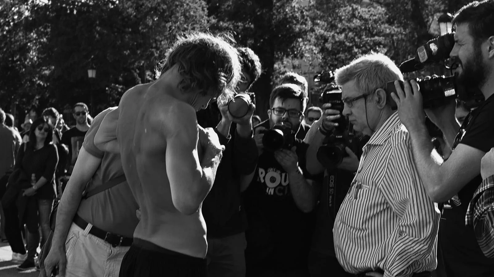 Unicorn V, 6. Februar 2016: Zuschauer fotografieren den Performer mit nacktem Oberkörper, Schwarz-Weiß