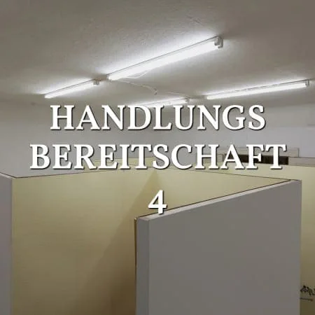 Handlungsbereitschaft 4: Ausstellungsraum mit weißen Stellwänden unter Neonröhren, Schriftzug über dem Bild