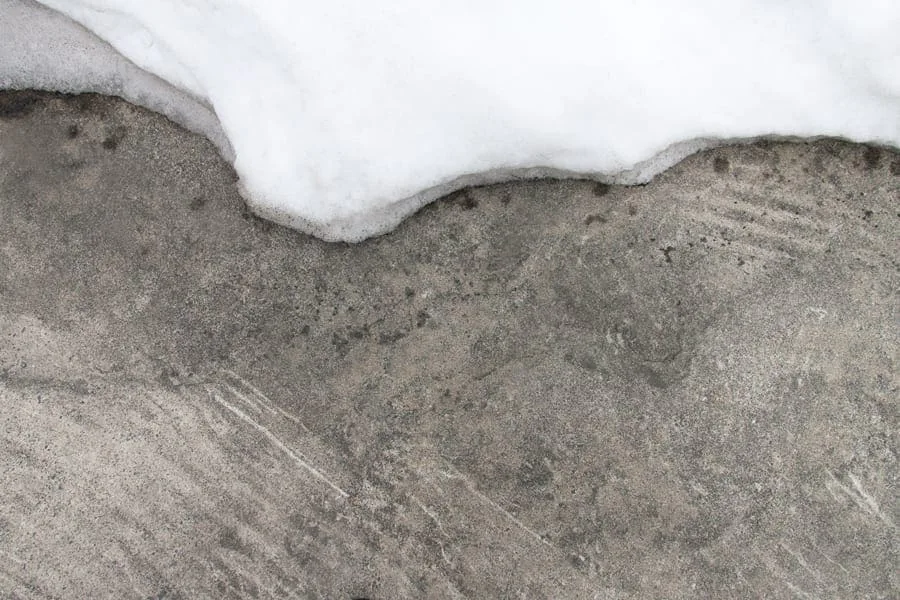 Michal Martychowiec, laocoon group 2: Schneekante über rauem Beton mit Rissen