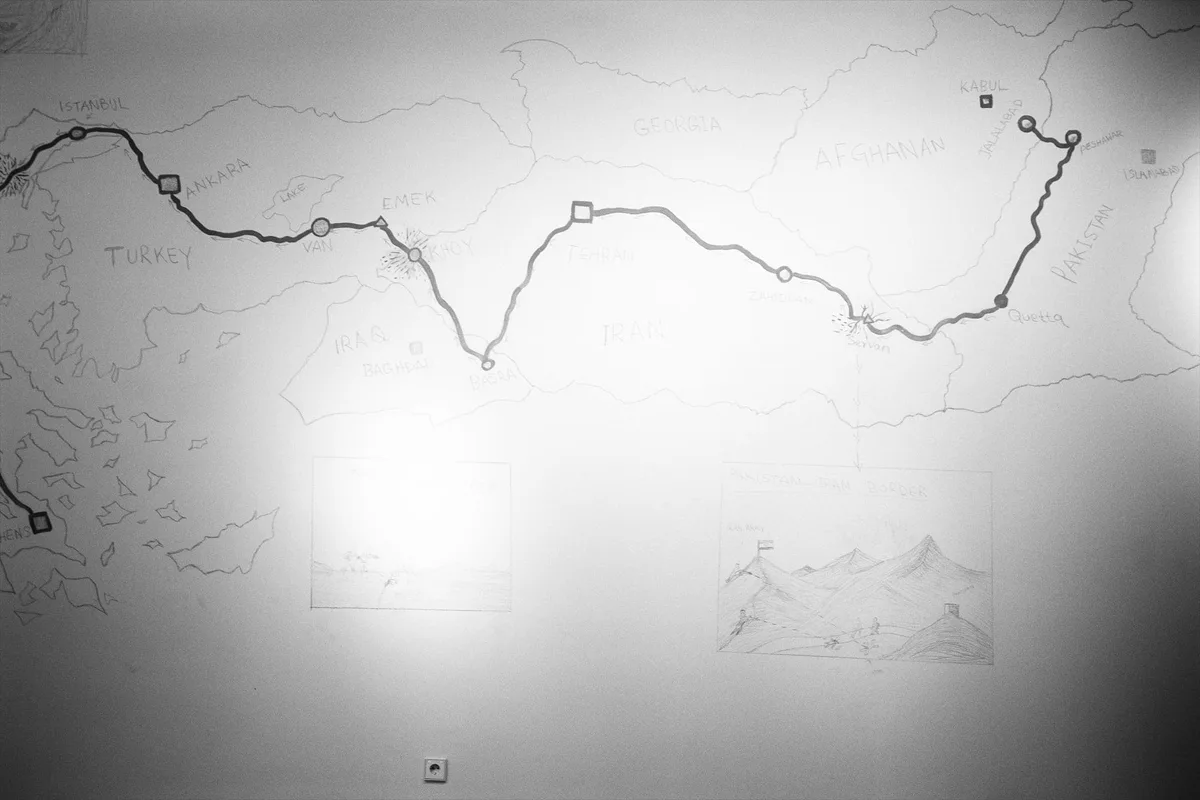 Zarte Linienzeichnung einer Route mit Stationen auf einer hellen Wand, wie eine Landkarte einer Reise