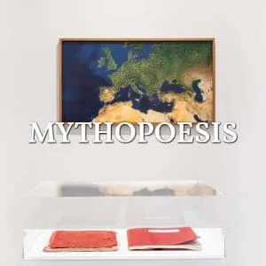 Mythopoesis: gerahmte Satellitenkarte Europas über einer Vitrine mit roten Büchern, Schriftzug über dem Bild