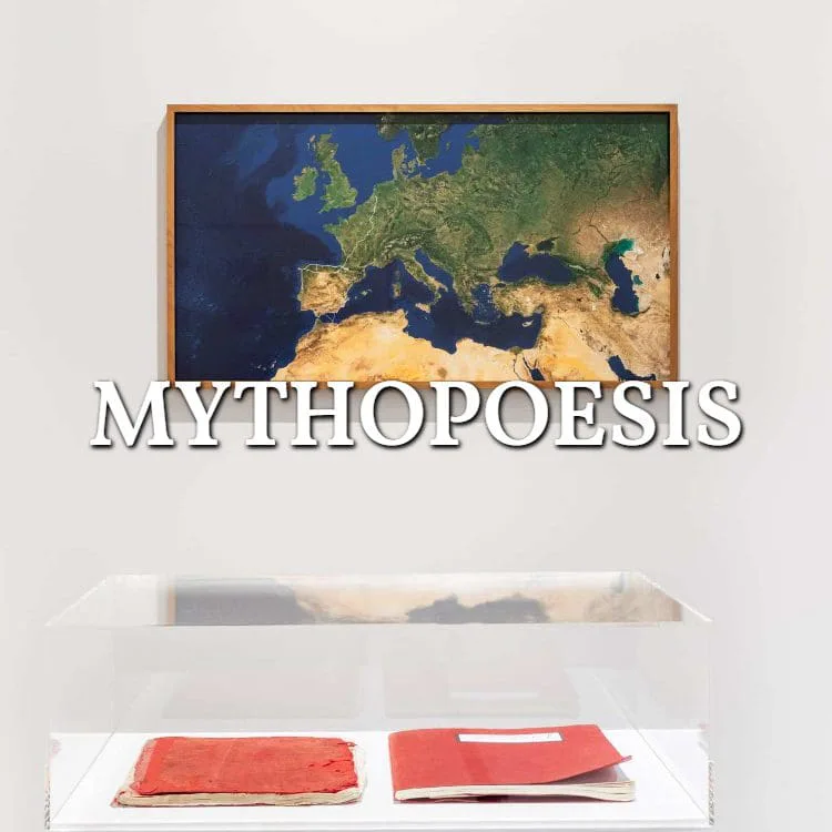 Mythopoesis: gerahmte Satellitenkarte Europas über einer Vitrine mit roten Büchern, Schriftzug über dem Bild