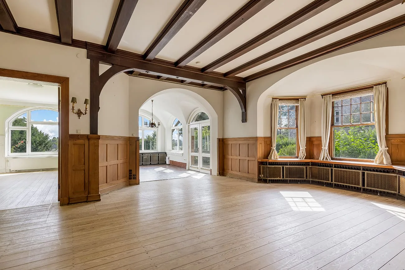 Wohn- und Projekthaus Övelgönne 106: großer Raum mit Holzbalkendecke, Parkett und Fensternischen, Foto Hausfotografie.de