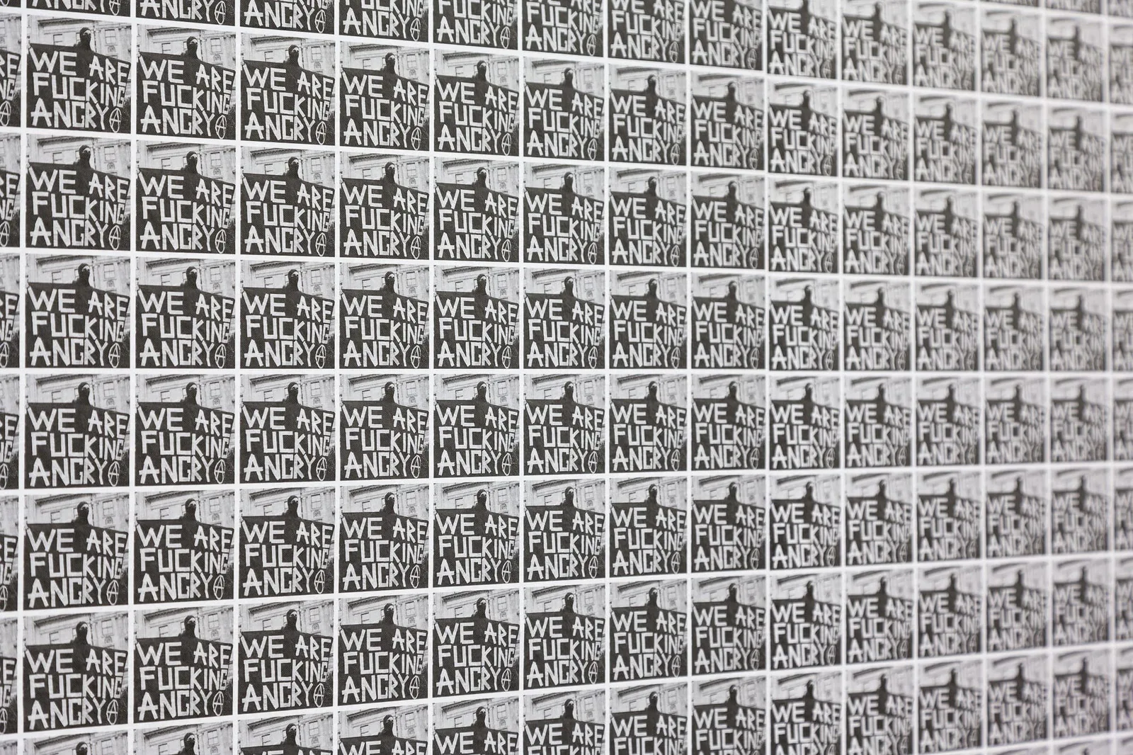 Mikka Wellner – We are Fucking Angry (Detail), 2013: Wand aus dicht gereihten gleichen Plakaten