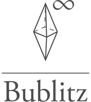Bublitz-Logo: ein Rautenemblem mit Unendlichkeitszeichen über dem Schriftzug „Bublitz“