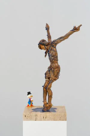pars pro toto 2 (Dagobert und der Gesalbte) 144,5 × 29 × 26,5 cm, Christusfigur, Dagobertfigur, Stein, Epoxidharz, Pigmente, Sockel, Fragmentierung, 2026