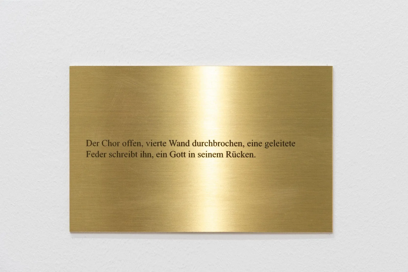 Marianische Antiphonen: Messingtafel mit Text „Der Chor offen, vierte Wand durchbrochen, eine geleitete Feder schreibt ihn, ein Gott in seinem Rücken.“