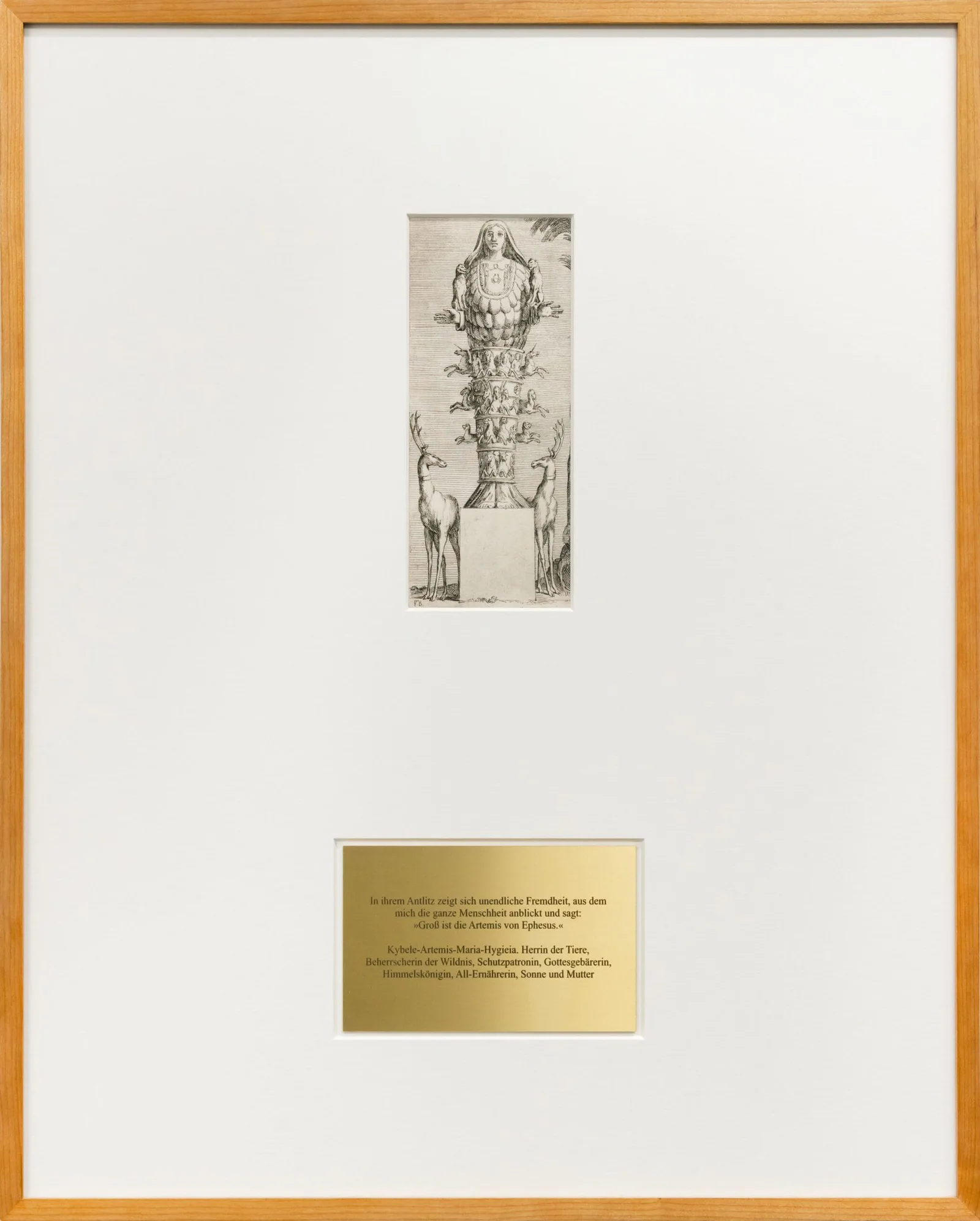 Artemis von Ephesos (Antlitz 1): gerahmter alter Kupferstich einer vielbrüstigen Göttinnenfigur, darunter eine Messingtafel