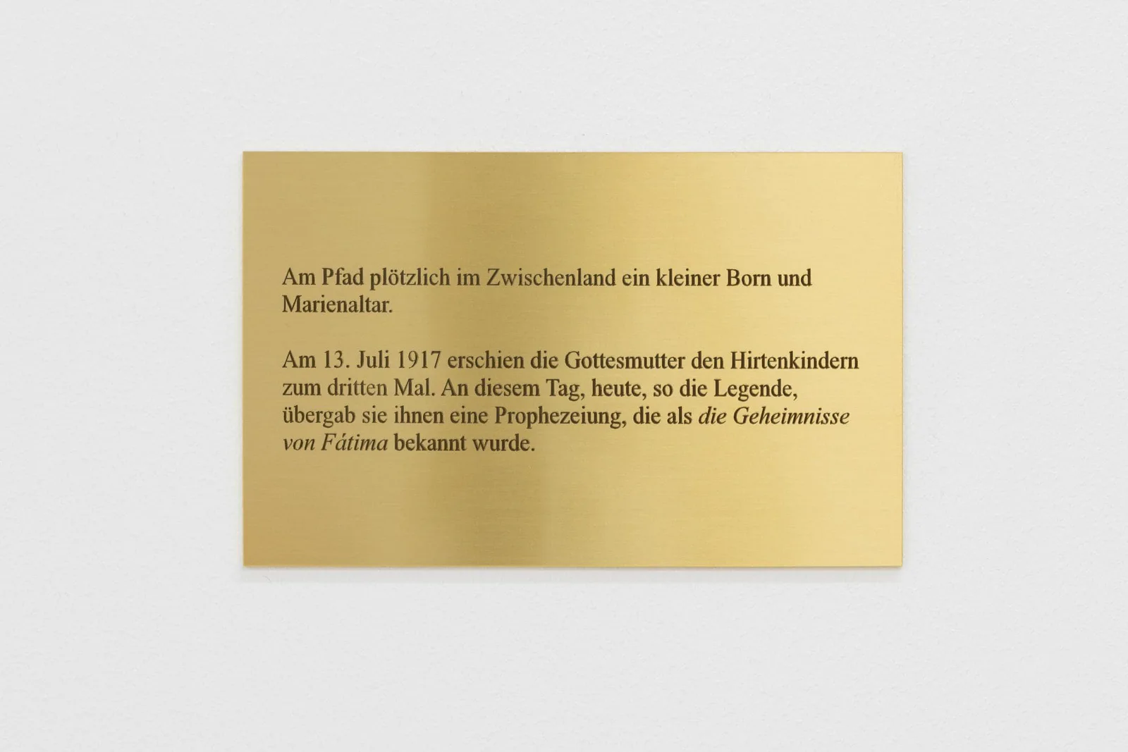 Marianische Antiphonen: Messingtafel mit Text über einen Born und Marienaltar am Pfad und die Erscheinung der Gottesmutter am 13. Juli 1917