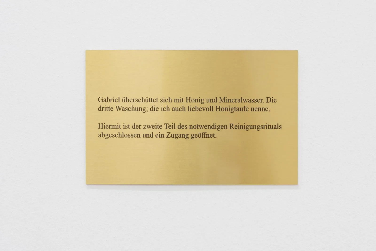Marianische Antiphonen: Messingtafel mit Text „Gabriel überschüttet sich mit Honig und Mineralwasser. Die dritte Waschung …“
