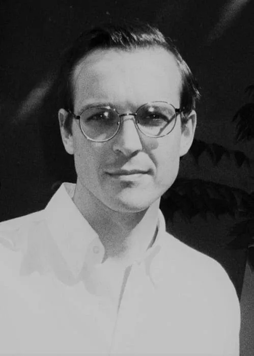 Porträt von Julian M. H. Schindele mit Brille und weißem Hemd, Schwarz-Weiß, Foto Stefan Hähnel