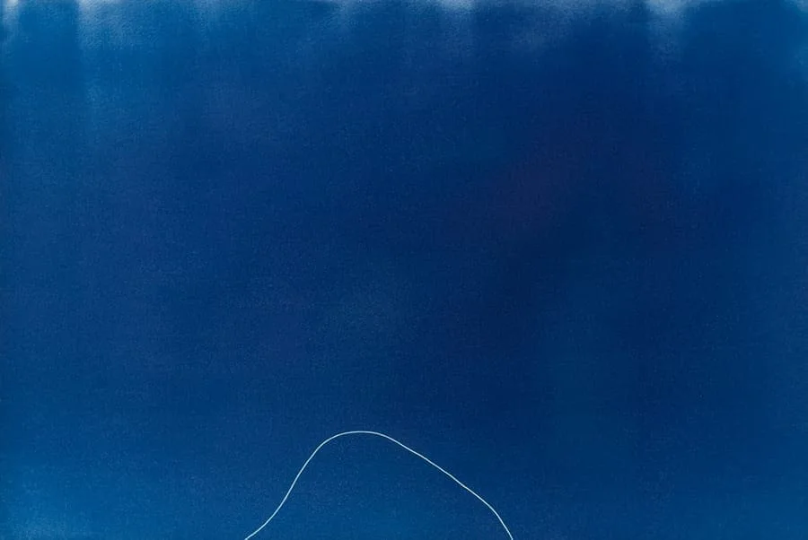 Michal Martychowiec, the beginning the end: tiefblaue Fläche mit einer einzelnen feinen weißen Linie unten