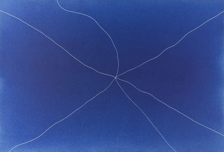 Michal Martychowiec, the beginning the end: tiefblaue Fläche, auf der sich mehrere feine weiße Linien kreuzen