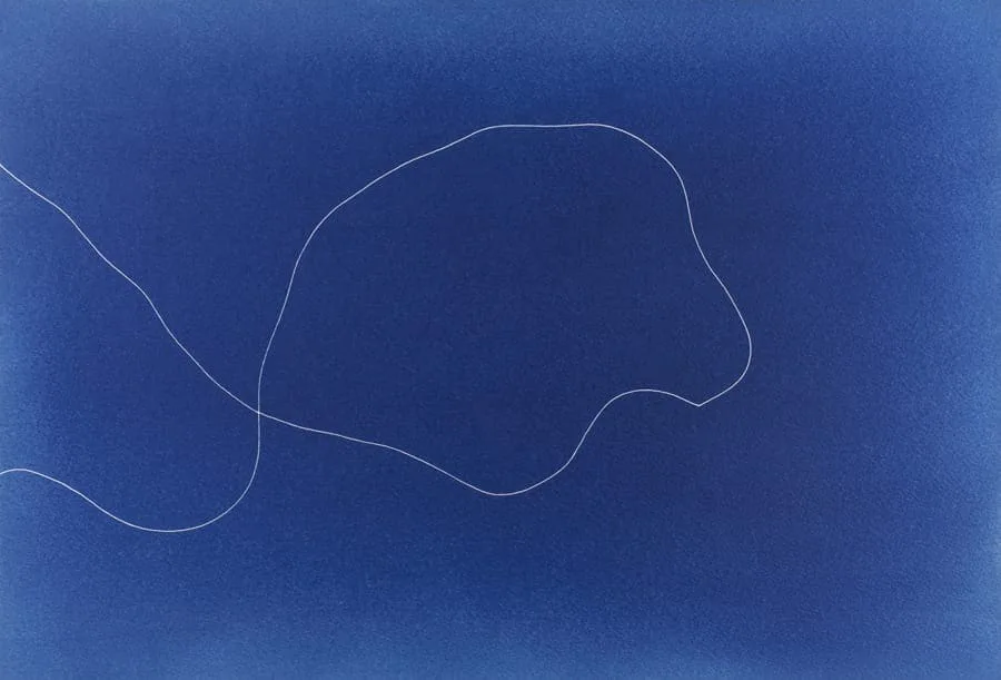 Michal Martychowiec, the beginning the end: tiefblaue Fläche mit einer geschlungenen weißen Linie