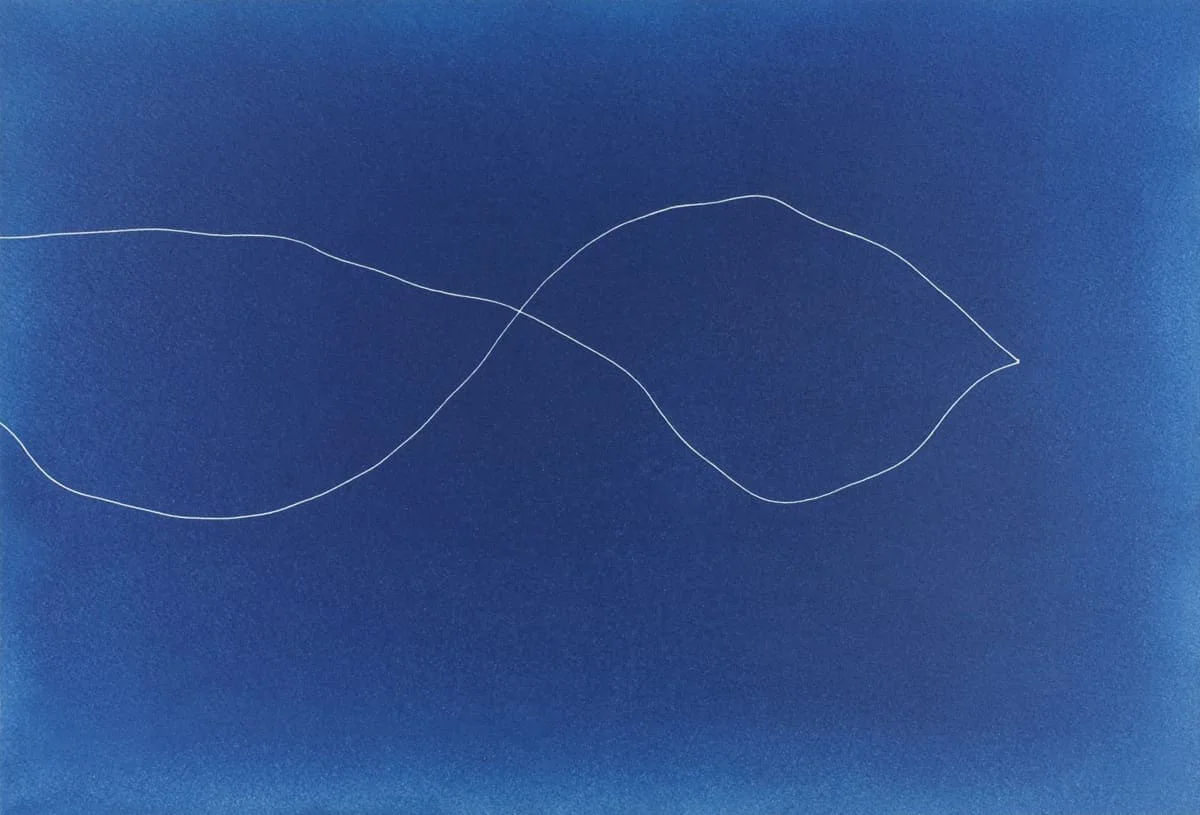 Michal Martychowiec, the beginning the end: tiefblaue Fläche mit einer weißen Linie, die eine Schleife bildet