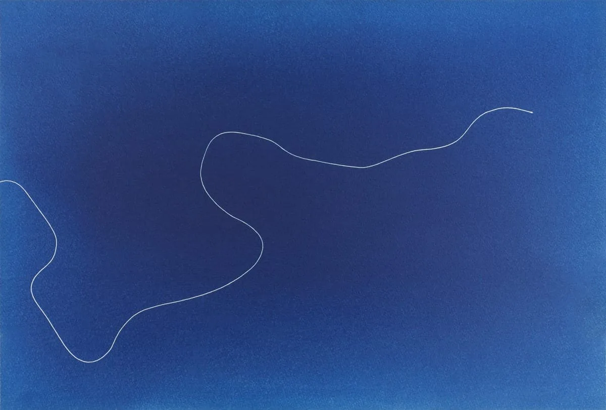 Michal Martychowiec, the beginning the end: tiefblaue Fläche mit einer wellenförmigen weißen Linie