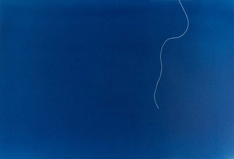 Michal Martychowiec, the beginning the end: tiefblaue Fläche mit einer kurzen weißen Linie rechts oben