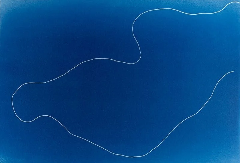 Michal Martychowiec, the beginning the end: tiefblaue Fläche mit einer geschwungenen weißen Linie