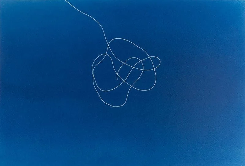 Michal Martychowiec, the beginning the end: tiefblaue Fläche mit einem kleinen weißen Linienknäuel