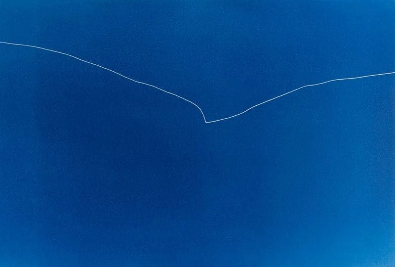 Michal Martychowiec, the beginning the end: blaue Fläche mit einer flach gezackten weißen Linie