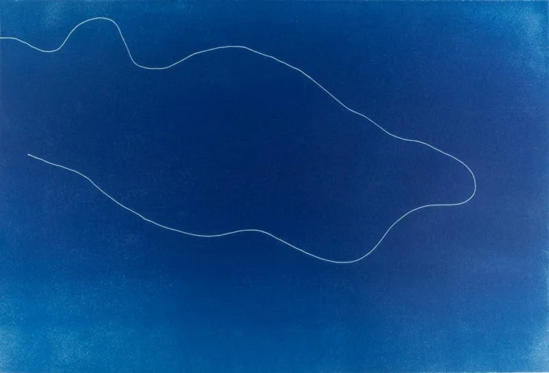 Michal Martychowiec, the beginning the end: blaue Fläche mit einer großen geschlossenen weißen Umrisslinie