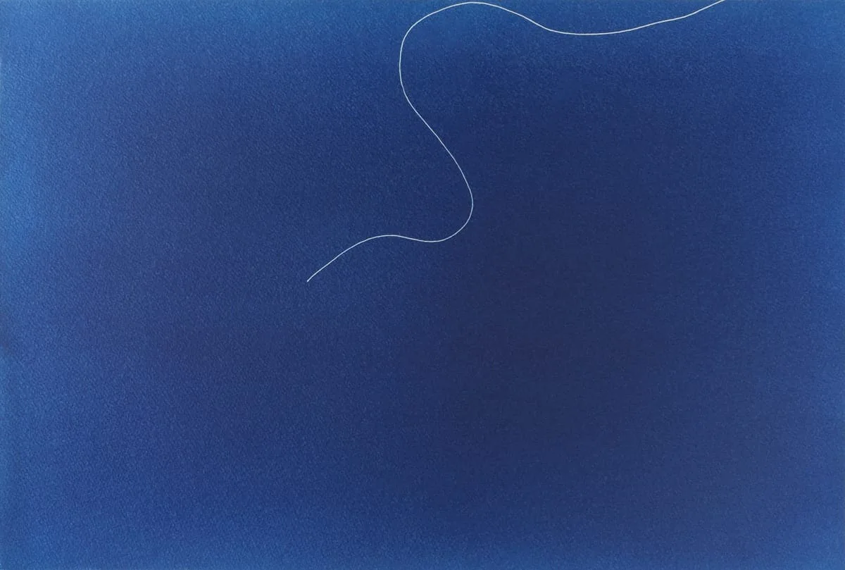 Michal Martychowiec, the beginning the end: blaue Fläche mit einer von oben herabhängenden weißen Linie