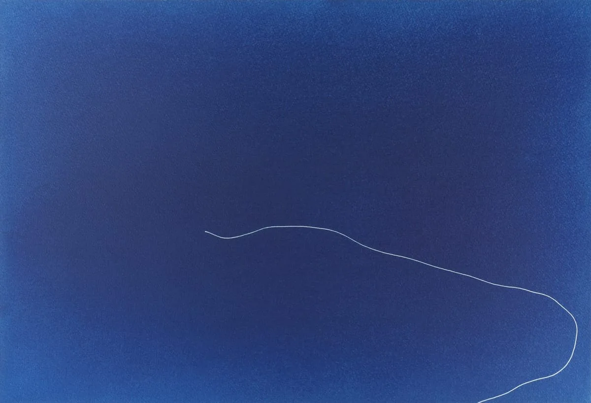 Michal Martychowiec, the beginning the end: blaue Fläche mit einer kurzen weißen Linie am rechten Rand