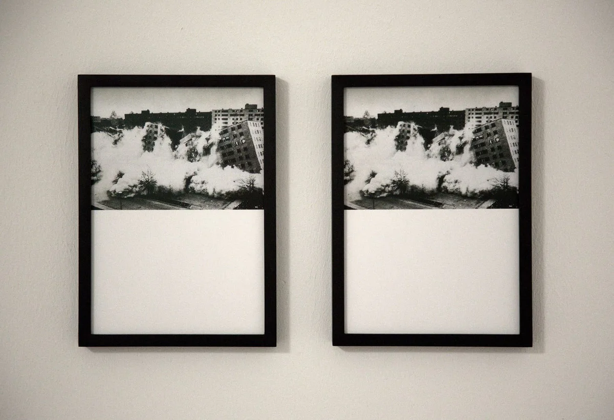The road leads back and back to the black square: zwei schwarz gerahmte Fotografien einer Baumreihe nebeneinander
