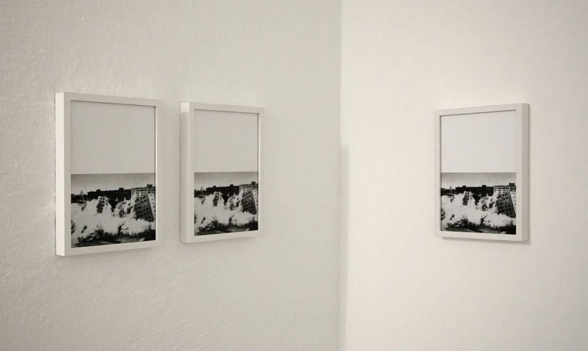 The road leads back and back to the black square: drei weiß gerahmte Fotografien in einer Reihe an der Wand