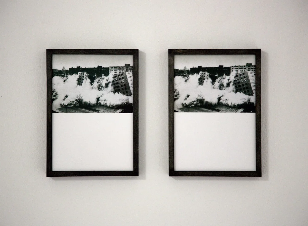The road leads back and back to the black square: zwei schwarz gerahmte Fotografien derselben Baumreihe an einer hellen Wand