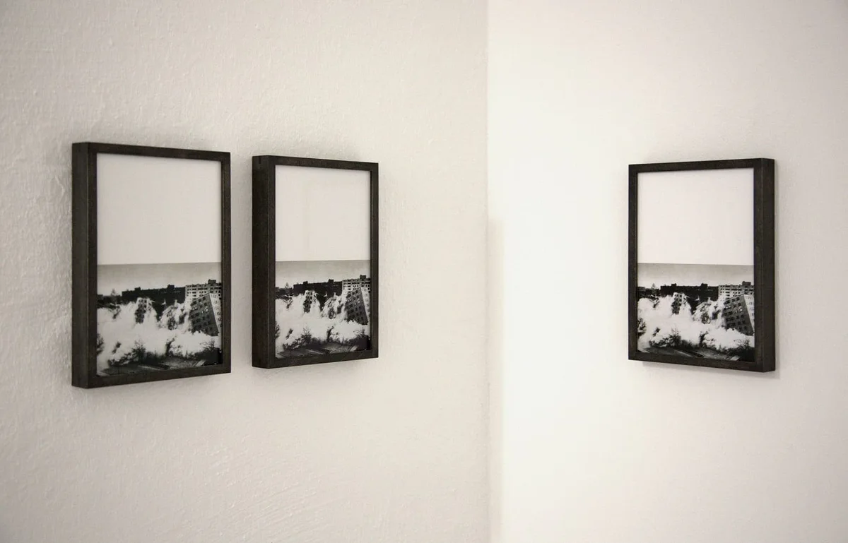 The road leads back and back to the black square: drei schwarz gerahmte Fotografien schräg von der Seite gesehen