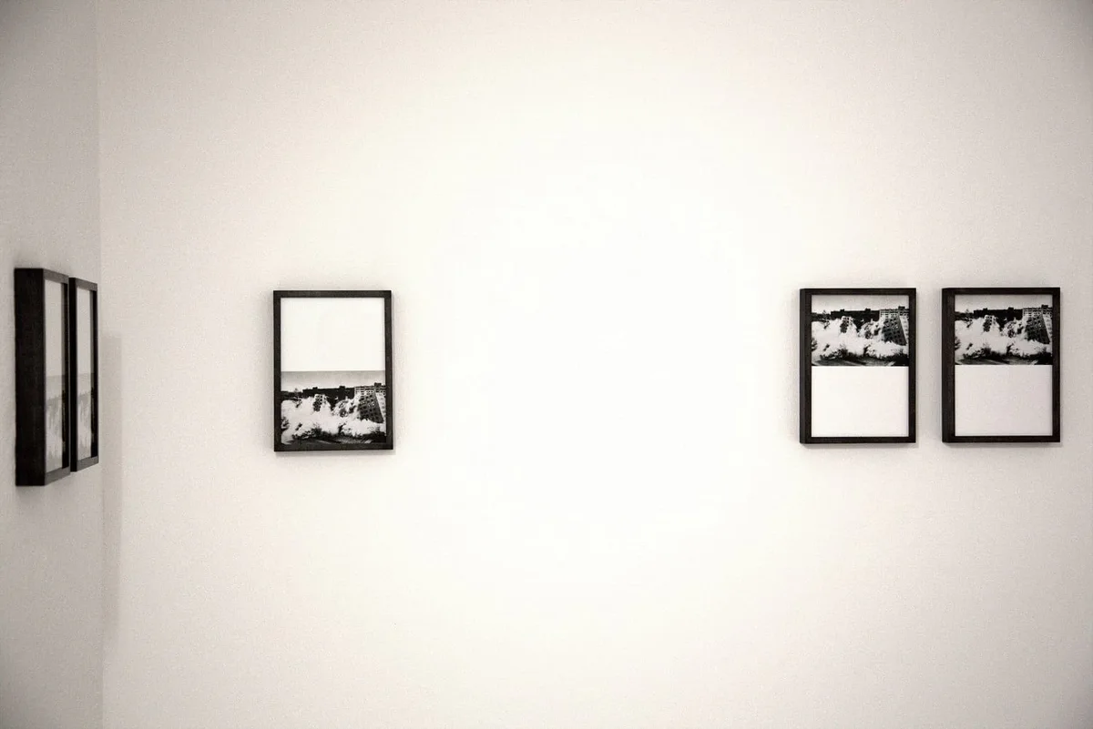 The road leads back and back to the black square: vier kleine gerahmte Fotografien an einer hell beleuchteten Wand