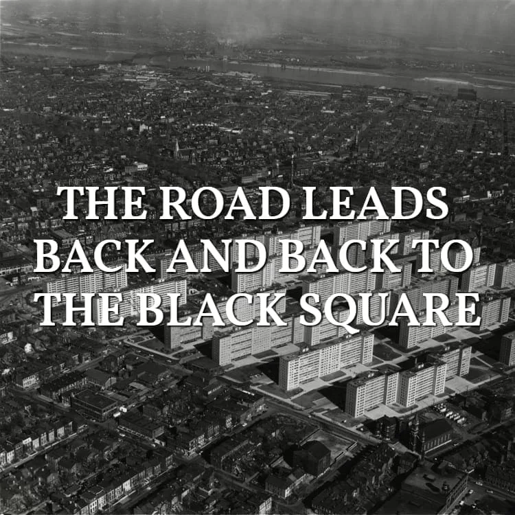 The road leads back and back to the black square: Luftaufnahme einer Großwohnsiedlung, Schwarz-Weiß, mit Schriftzug über dem Bild