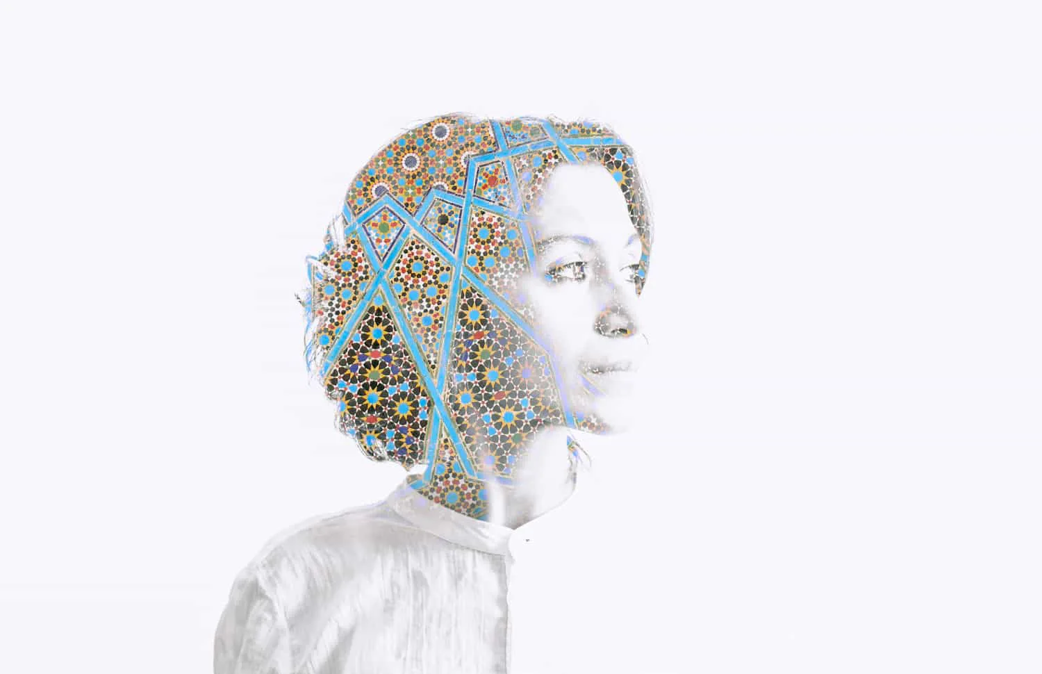 Elshan Ghasimi: Porträt, das Haar von einem blau-goldenen geometrischen Ornament überlagert