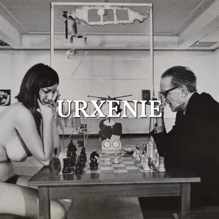 Urxenie: Marcel Duchamp spielt Schach mit der nackten Eve Babitz, Schriftzug über dem Bild