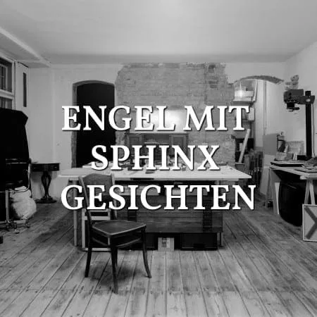 Engel mit Sphinx Gesichten: Atelier mit Arbeitstisch, Schwarz-Weiß, mit Schriftzug über dem Bild