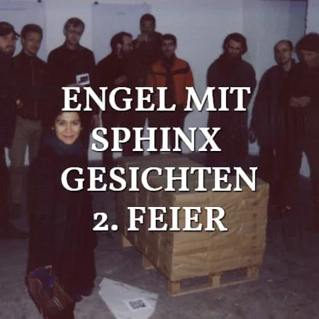Engel mit Sphinx Gesichten, 2. Feier: Gruppe von Menschen hinter Holzkisten in einem Galerieraum, Schriftzug über dem Bild