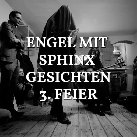 Engel mit Sphinx Gesichten, 3. Feier: schwarz verhüllte Figur zwischen Zuschauern, Schwarz-Weiß, Schriftzug über dem Bild