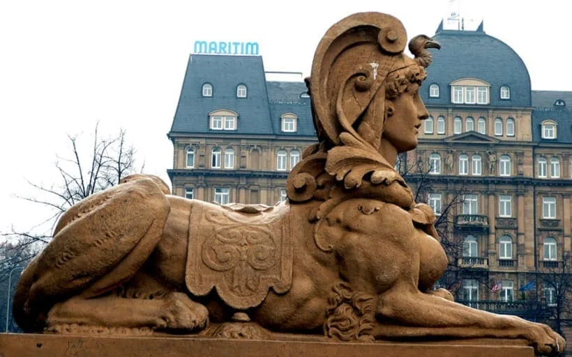 Engel mit Sphinx Gesichten / 2. Feier